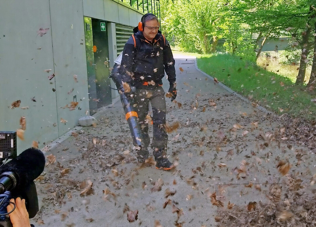 Viel Wind: Am Ufer der Rems stellte Michael Traub den neuen Laubbl�ser vor, der seine Kraft aus  Akkus zieht. 