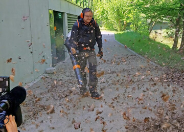 Viel Wind: Am Ufer der Rems stellte Michael Traub den neuen Laubbl�ser vor, der seine Kraft aus Akkus zieht. 