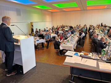 Joachim Keller, der Vorsitzende des Vorstands der Milchwerke Schwaben, mahnte in der vollbesetzten Donauhalle zur Vorsicht bei k�nftigen Investitionen auf den Betrieben. Die derzeit guten Preise f�r die erzeugte Milch und f�r das Nutz- und Schlachtvieh d�rften nicht automatisch weiter steigen. 