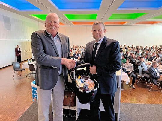 32 Jahre ehrenamtlich f�r die Milchwirtschaft aktiv: Aus dem Vorstand verabschiedet wurde Josef Puhrer (l.) aus Geislingen-Aufhausen, der 1997 �ber das damalige Milchwerk Geislingen in den Aufssichtsrat der Milchwerke Schwaben kam. Im Jahr 2010 wechselte er in den Vorstand, in dem er nun 15 Jahre als stellvertretender Vorstandsvorsitzender t�tig war. Im Namen aller Gremiumsmitglieder und Milcherzeuger bedankte sich Joachim Keller bei Josef Puhrer f�r das langj�hrige Engagement f�r die Milchwerke Schwaben. 