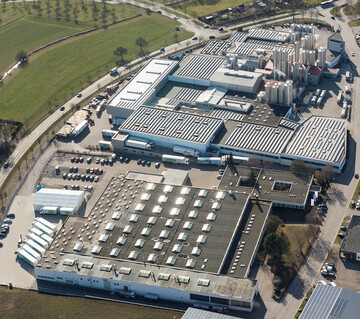 Im Jahr 2017 geh�rt die Hohenloher Molkerei zu den gro�en Milchstandorten Deutschlands. Auf �ber 5 Hektar Werksgel�nde im Schw�bisch Haller Ortsteil Hessental ist das Unternehmen zukunftsf�hig aufgestellt und kann sich erfolgreich weiterentwickeln.