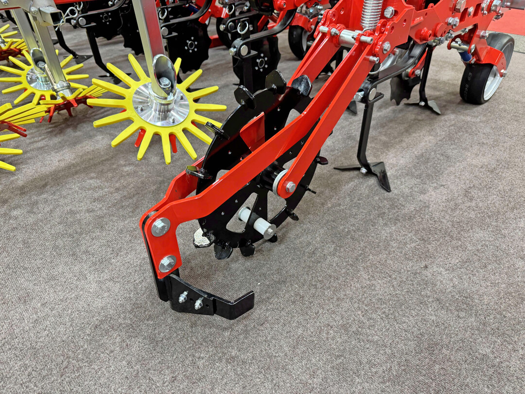 Der Häufler zieht Querdämme, um den Wasserabfluss zu bremsen.