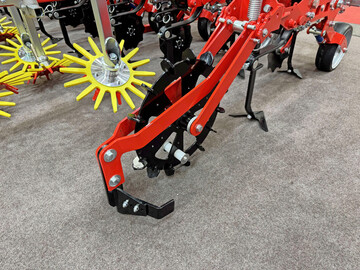 Der H�ufler zieht Querd�mme, um den Wasserabfluss zu bremsen.