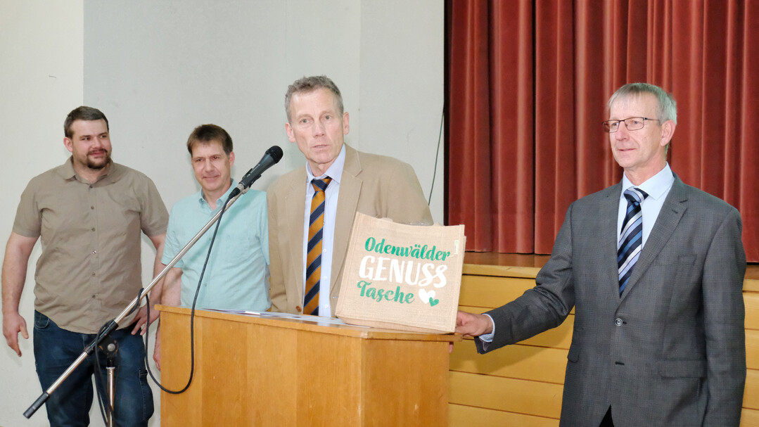 Kreisvorsitzender Albert Gramling (r.) und seine Stellvertreter Eric Keppeler (l.) und Udo Holder (2. v. l.) überraschen Geschäftsführer Andreas Sigmund auf der Mitgliederversammlung mit einer Ehrung zum 30-jährigen Dienstjubiläum.