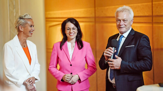 Bundesminister Alois Rainer (r.) mit den beiden parlamentarischen Staatssekret�rinnen Silvia Breher und Martina Englhardt-Kopf (l.).