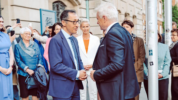 Amts�bergabe im Bundesministerium f�r Landwirtschaft, Ern�hrung und Heimat von Vorg�nger Cem �zdemir an Alois Rainer (r.).