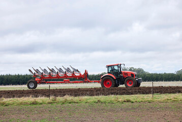 Die neuen Aufsatteldrehpfl�ge gibt es f�nf- bis achtscharig.