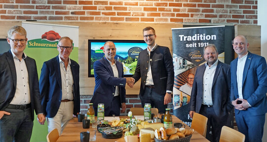 Freuen sich auf die Zusammenarbeit (v.l.n.r.): Bj�rn Beckmann, Gesch�ftsleiter Finanzen/Verwaltung Schwarzwaldmilch-Gruppe, Martin Bauhofer, Gesch�ftsf�hrer K�serei Bauhofer, Andreas Schneider, Gesch�ftsf�hrer Schwarzwaldmilch-Gruppe, Michael Bauhofer, Gesch�ftsf�hrer K�serei Bauhofer, Markus Kaiser, Aufsichtsratsvorsitzender Schwarzwaldmilch-Gruppe, Moritz Collmar, Leiter Marketing & Business Development Schwarzwaldmilch-Gruppe.