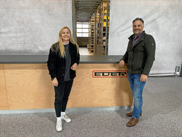 Theresa Eder (l.), Gesch�ftsf�hrerin Landtechnik, und Gebietsverkaufsleiter Hubert Schmid freuen sich �ber die Standorterweiterung in Baden-W�rttemberg.