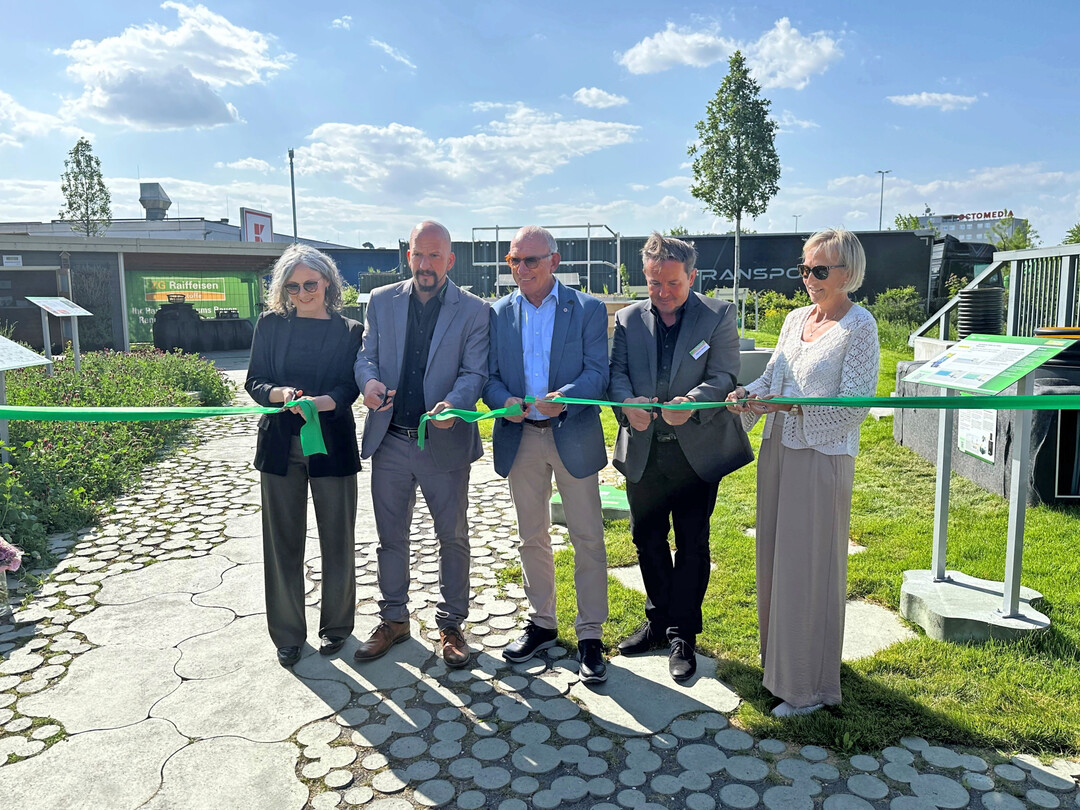 Einweihung des Parks f�r Systeme des Regenwassermanagements in Rastatt. (v. l.) Petra Hoffmann, ZG Raiffeisen; Stephan Falk, Niederlassungsleiter ZG Raiffeisen Baustoffe in Rastatt; Udo Bohnert, Gesch�ftsf�hrer der ZG Raiffeisen Baustoffe GmbH; Dietmar Fehmel, Spezialist f�r Regenwassermanagement und Sabine Rendler, Gesch�ftsf�hrerin Rendler Oberkirch.