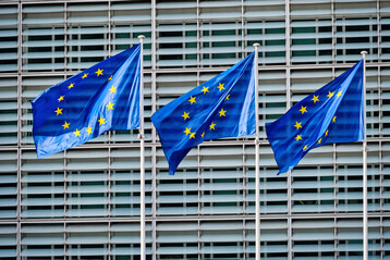 Europ�ische EU-Flaggen vor dem Berlaymont-Geb�ude, dem Hauptsitz der Europ�ischen Kommission in Br�ssel.