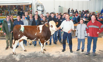 Je mit 8 in Bemuskelung und �u�erer Erscheinung war der Spitzenbulle eintaxiert, was es nur selten gibt. Der Ragossohn Ragolef war ein solcher. Anbieter war Stefan Weiss aus Sch�nwald, K�ufer Martin Faller aus Titisee-Neustadt-Langenordnach (rechts). Die Fachsch�ler aus Emmendingen-Hochburg waren zu Gast, um das Marktgeschehen n�her kennenzulernen. 