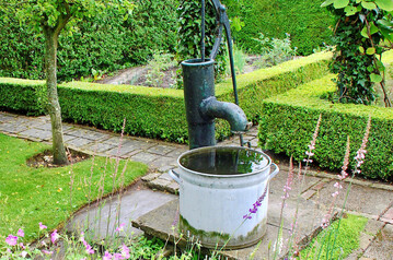 Mit einer�Handschwengelpumpe bekommt der Garten einen Blickfang und das Zapfen des Wassers wird zum Erlebnis.