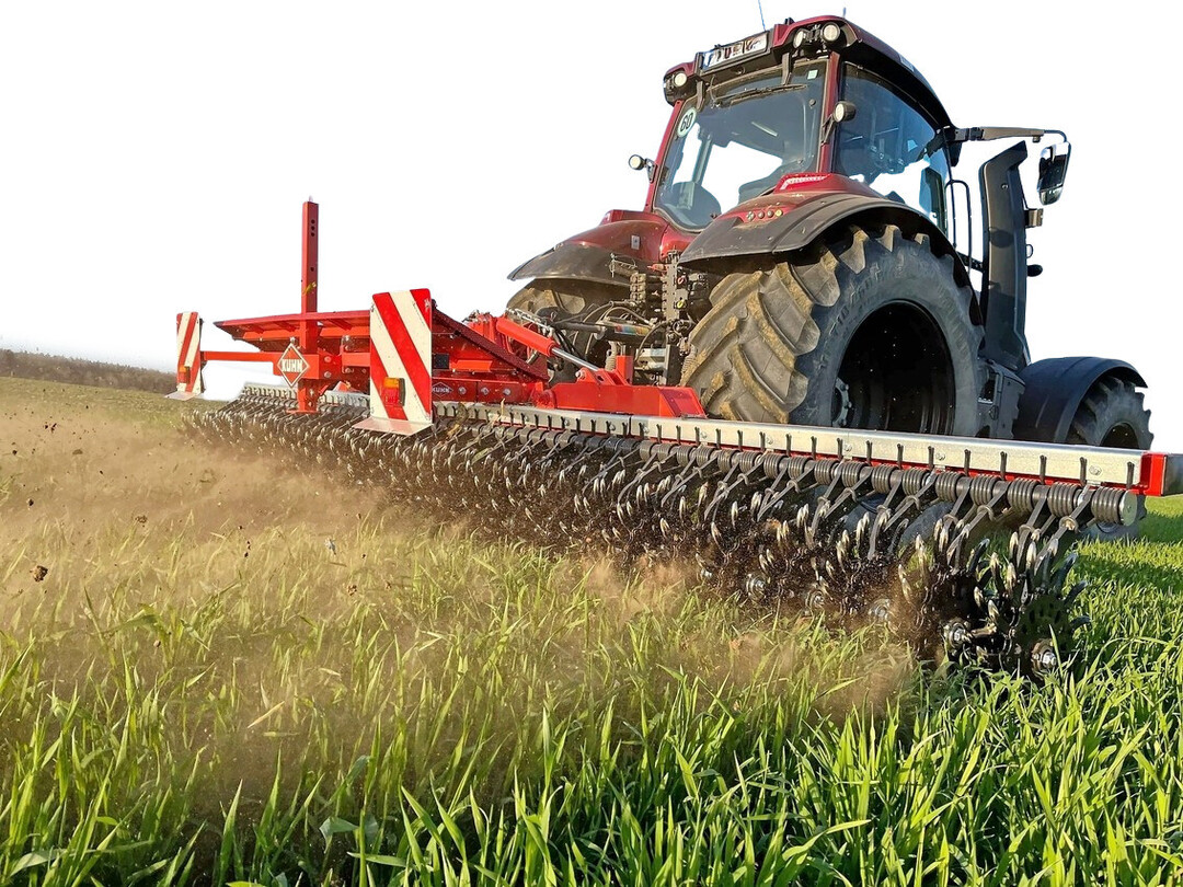 Bis zu 25 km/h sind mit der Rotorhacke möglich.