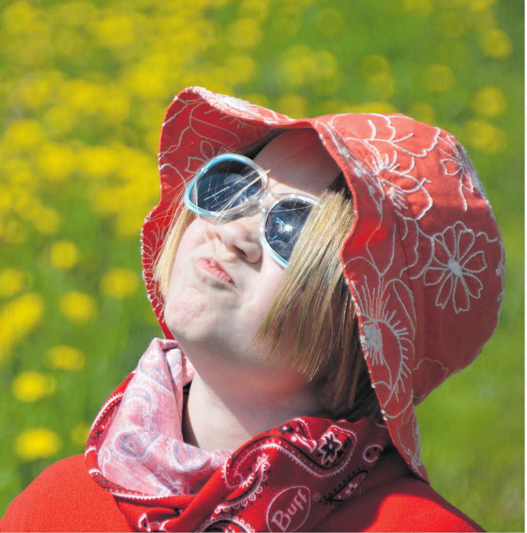 bild der woche Hellh�utige, blonde Menschen sind besonders empfindlich gegen�ber hoher UV-Strahlung des Sonnenlichts. Josephine ist gesch�tzt mit Sonnenbrille, beschattendem H�tchen und Halstuch. Sonnenschutzcreme mit hohem Lichtschutzfaktor nicht vergessen!