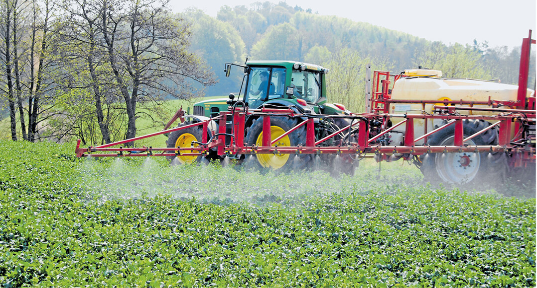 Vor der �berfahrt mit der Feldspritze im Fr�hjahr sollte gepr�ft werden, ob die Anwendung �berhaupt n�tig ist.