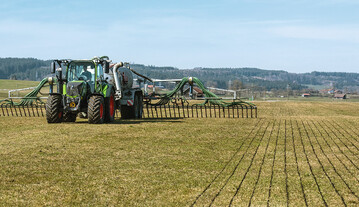 Beginnend ab dem 300 Vario ProfiPlus bietet Fendt durchg�ngig jetzt die Ausstattung mit einem werksseitigen Spurf�hrungssystem mit zwei Receivern und in verschiedenen Genauigkeitsstufen an.