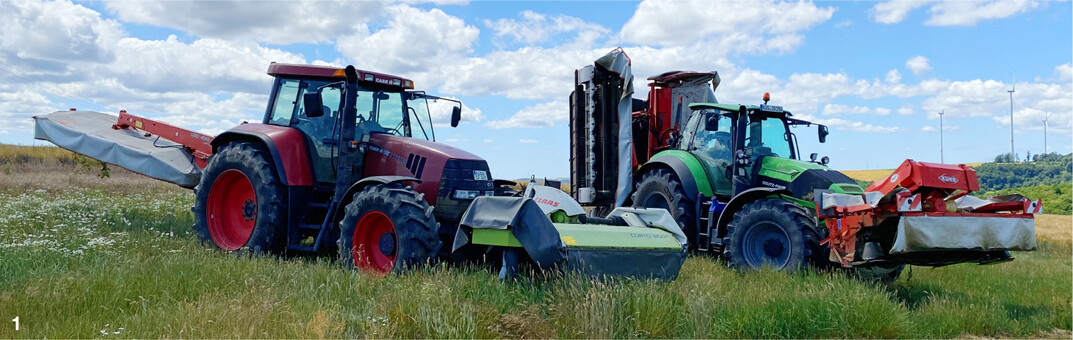 Drei verbreitete Bauformen auf einen Blick: Links im Frontanbau ein Trommelm�hwerk mit geschobener M�hwerksf�hrung, im Heck ein Scheibenm�hwerk mit Mittenaufh�ngung. Diese Kombination eignet sich gut f�r eine schlagkr�ftige Mahd in Eigenmechanisierung. Rechts die gro�e L�sung in Form einer Butterfly-Kombination in aufgel�ster Bauweise.