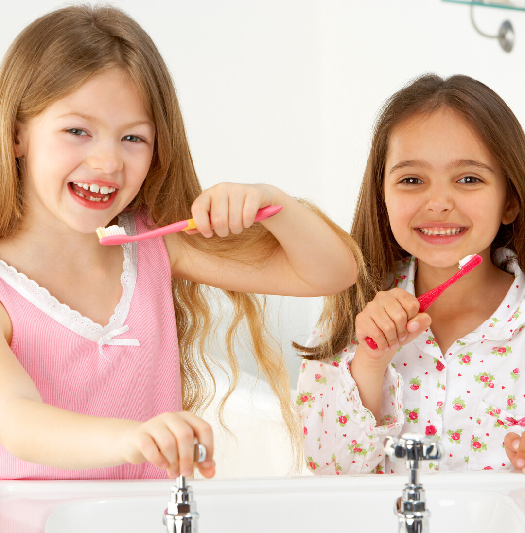 Bereits die Milchz�hne wollen regelm��ig geputzt werden, damit beim Wechsel gesunde bleibende Z�hne nachschieben k�nnen.