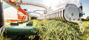 Mit Bandschwadern l�sst sich Futter besonders schonend einbringen.