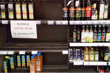Eingeschr�nkter Einkauf: Die ausged�nnten Regale bei Speise�len gehen wohl zu einem gro�en Teil auf Hamsterk�ufe zur�ck. Noch ist die Versorgung sichergestellt.