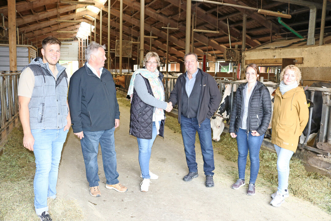 Wollen im Milchausschuss noch enger zusammenarbeiten: Roswitha Geyer-F��ler (3. v. l.), LBV, und Karl-Heinz Mayer, BLHV. Links im Bild sind die Gastgeber des Jahrestreffens in Horb-Altheim, Stefan (l.) und Gerhard Fa�nacht zu sehen, rechts Leonie Langeneck, DBV-Milchreferentin, und Dr. Stefanie Vogt, Leiterin des Marktreferates bei der LEL in Schw�bisch Gm�nd.