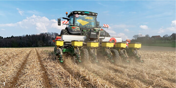1 Hanspeter Laupers umgebaute John-Deere-S�maschine bei der Mais-Direktsaat.
