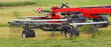 Kreiselschwader mit Mittenablage formen einen sehr gleichm��igen Schwad, ideal f�r eine nachfolgende Ballenpresse.