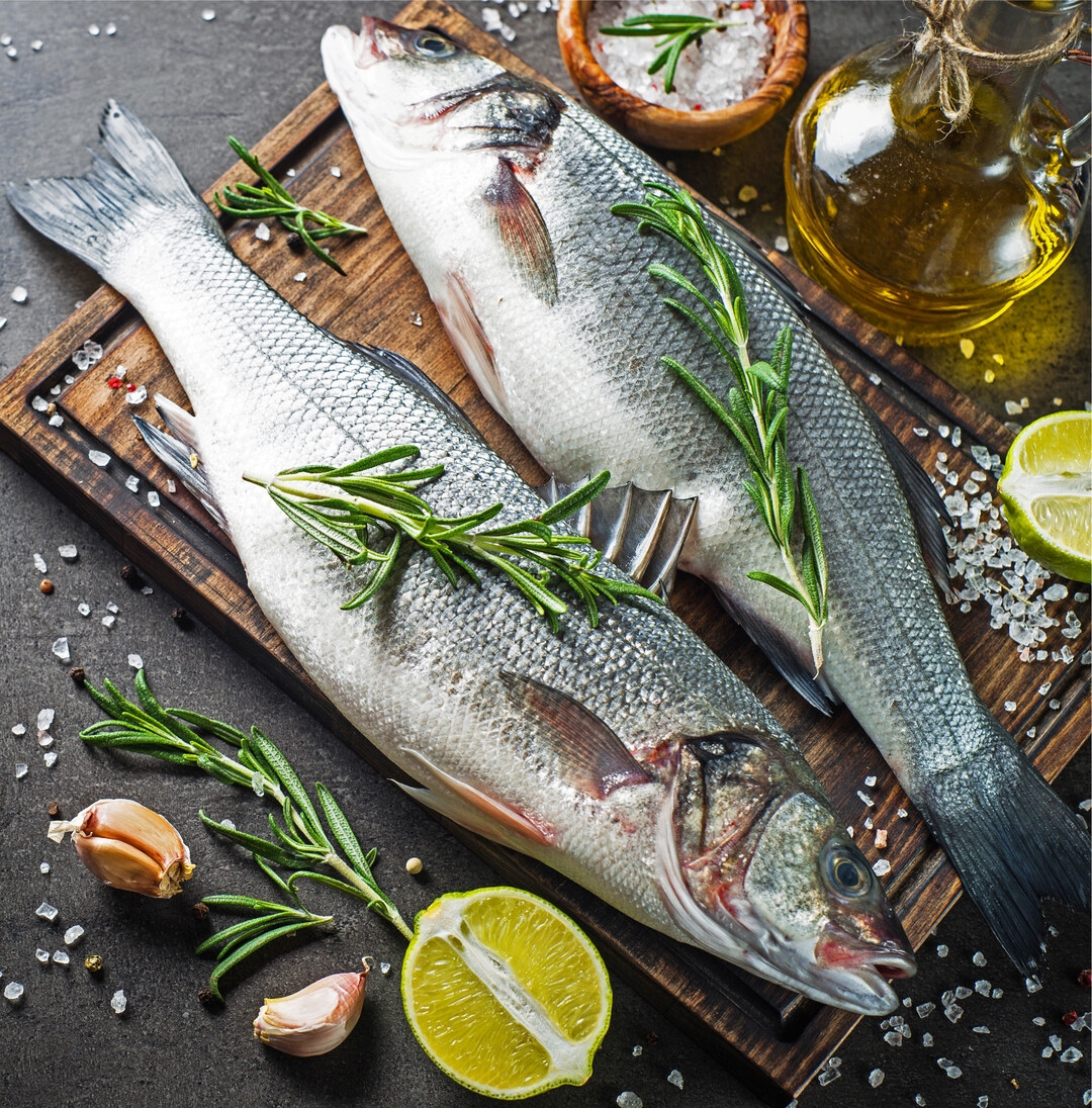 Warum essen wir Karfreitag Fisch? Am Karfreitag gedenken Christen an Jesu Leiden und Sterben am Kreuz. Selbst weniger gl�ubige Menschen halten an Traditionen fest und essen an diesem Fastentag kein Fleisch. Daf�r kommt in vielen Haushalten Fisch auf den Teller. F�r die Fastenzeiten gab es fr�her strenge Regeln: Das Fleisch von warmbl�tigen" Tieren, also von S�ugetieren und V�geln, durfte an Fastentagen nicht gegessen werden. Fische waren jedoch erlaubt, weil sie im Wasser leben und sich ihr Fleisch" in Struktur und Geschmack unterscheidet. Au�erdem ist der Fisch ein altes Symbol, mit dem sich Christen zu Zeiten der Verfolgung zu erkennen gaben. Das griechische Wort f�r Fisch" hei�t Ichthys", dessen einzelne Buchstaben f�r das Glaubensbekenntnis Jesus Christus, Gottes Sohn und Erl�ser" stehen (I = Jesus, CH = Christus, TH = Gottes, Y = Sohn, S = Erl�ser). Manche Kl�ster legten Fischteiche an, um in Fastenzeiten gut versorgt zu sein. Auch Muscheln und Schnecken, Flusskrebse oder Fr�sche standen an Fastentagen h�ufig auf dem Speiseplan. Zudem waren die M�nche auch einfallsreich, wenn es darum ging, die strengen Fastenvorschriften zu umgehen. So erkl�rten einige Kl�ster beispielsweise andere am Wasser lebende Tiere wie Biber, Fischotter und Enten kurzerhand zu Fischen". BZfE, Heike Kreutz