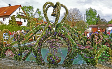 Rund 10.000 Eier schm�cken den Osterbrunnen in Bieberbach jedes Jahr. Oben in der Krone ist eine geflochtene geflochtene Glocke aufgeh�ngt