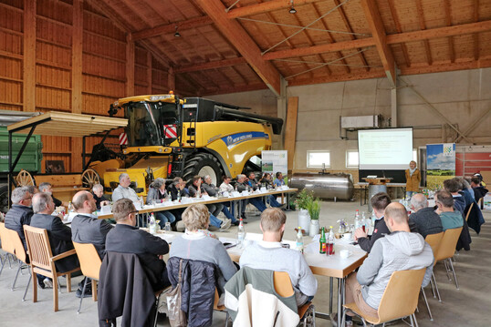 Volles Haus: Bei den Milchausschuss-Sitzungen von LBV und BLHV kommen Milchviehbetriebe aus dem ganzen Land zusammen und tauschen sich aus. Den Vorsitz beim LBV hat Roswitha Geyer-F��ler aus Wangen im Allg�u, beim BLHV Karl-Heinz Mayer aus �berlingen. �Milch hat Zukunft. Weltweit wird ein gro�es Wachstum vorhergesagt�, berichtete die Milchreferentin des DBV, Leonie Langeneck, im Gastvortrag. 