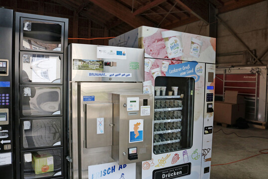 Neben den Rindern, Schweinen und der Biogasanlage gibt es auf dem Steinachtalhof von Familie Fa�nacht einen Automatenverkauf mit Bauernhof-Eis und leckeren Milch- und Fleischprodukten. 