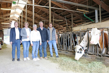 Zu Gast auf dem Betrieb Fa�nacht (v. l.): Horst Wenk, stellvertretender LBV-Hauptgesch�ftsf�hrer, Roswitha Geyer-F��ler, LBV-Vizepr�sidentin, mit dem Betriebsleiterehepaar Ulrike und Gerhard Fa�nacht und Sohn Stefan Fa�nacht. 