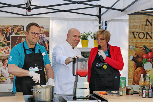 LBV-Vizepr�sidentin Roswitha Geyer-F��ler und LBV-Vizepr�sident
J�rgen Maurer bereiten zusammen mit dem Koch Eberhard Braun ein Stuttgarter Marktfr�hst�ck zu.