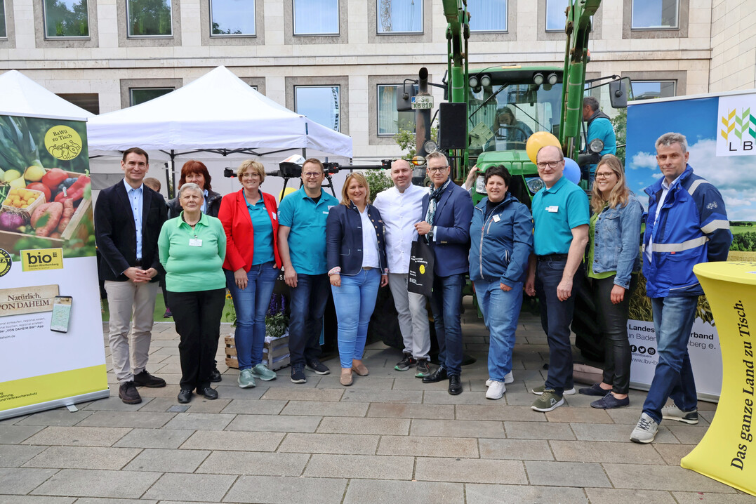 Das breite B�ndnis aus dem Landesbauernverband in Baden-W�rttemberg, dem Ministerium f�r Ern�hrung, L�ndlichen Raum und Verbraucherschutz und der MBW Marketinggesellschaft freuen sich zusammen mit Landfrauen und Landjugend �ber den gelungenen Aktionstag Zukunftsbauer.