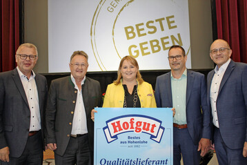 Blickten bei der Generalversammlung der �Hohenloher Molkerei auf ein erfolgreiches Gesch�ftsjahr zur�ck (v. l.): Gesch�ftsf�hrer Martin Boschet, Dr. Andreas Randt, Gesch�ftsf�hrer beim Tiergesundheitsdienst Bayern e. V., Ministerialdirektorin im MLR, Isabel Kling, Aufsichtsratsvorsitzender Ralf Klenk und der Vorsitzende des Vorstands, Manfred Olbrich. 