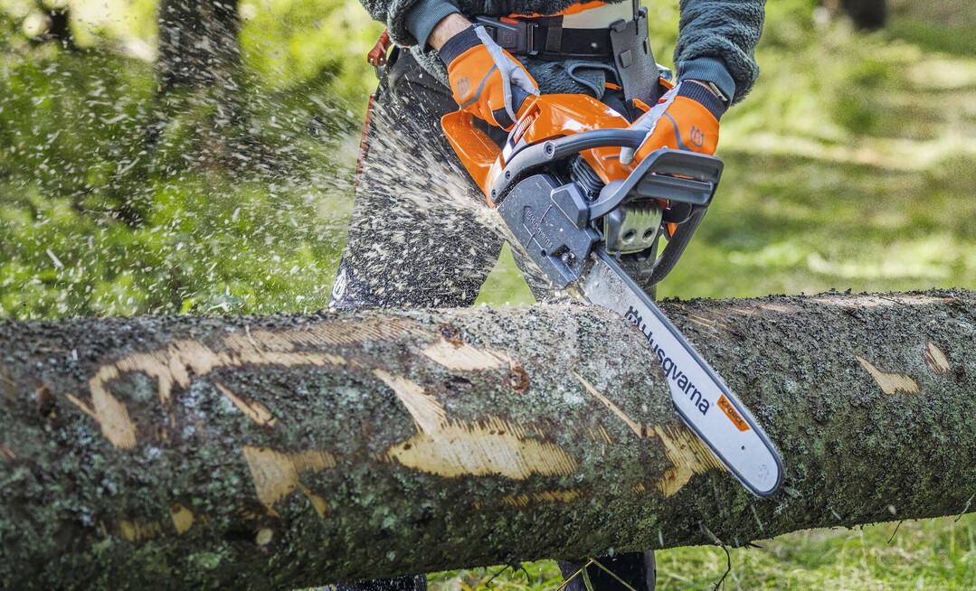 Die Husqvarna 445S ist ab Herbst 2025, die Husqvarna 450X ab 2026 erh�ltlich. 