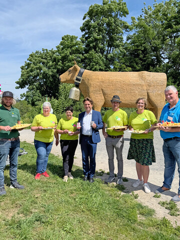 �Das Interesse am Tag der Milch war riesengroߓ, berichtet Roswitha Geyer-F��ler (2. v. r.), LBV-Vizepr�sidentin, die unter anderen Wangens OB Michael Lang (Mitte) zur Veranstaltung begr��en konnte.