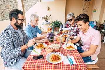 Pasta macht glücklich. Gemeinsam mit der Familie oder Freunden verstärkt sich das Wohlbefinden.