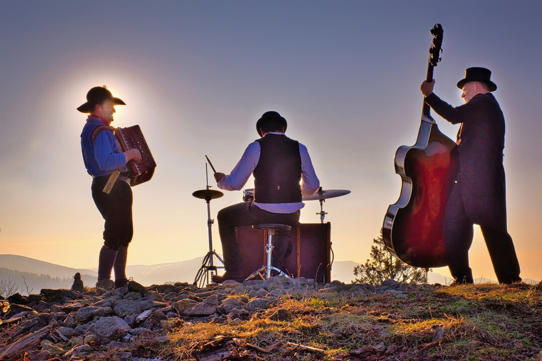 Martin Wangler (l.) mit seiner Band „Die Waldvögel“.