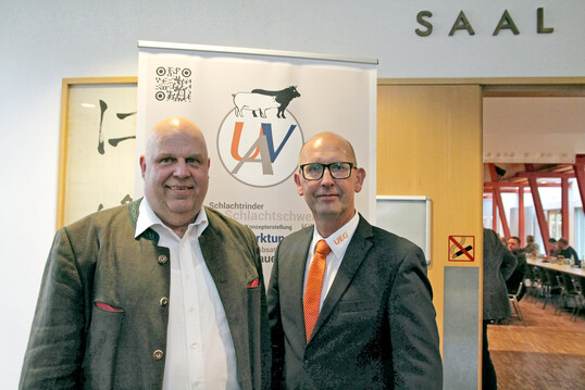 UEG-Vorstandsvorsitzender Matthias Frie� (r.) und UEG-Gesch�ftsf�hrer Uwe R�ttiger (l.) vor dem Plakat der Unabh�ngigen Vermarktungs-Allianz in der Alten Turnhalle.
