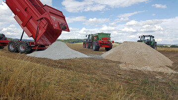 Zwei Kalkh�ufen im Vergleich: Im Vergleich zu unseren Nachbarl�ndern ist die vorgeschriebene Mindestmahlfeinheit in Deutschland gro�z�gig bemessen.