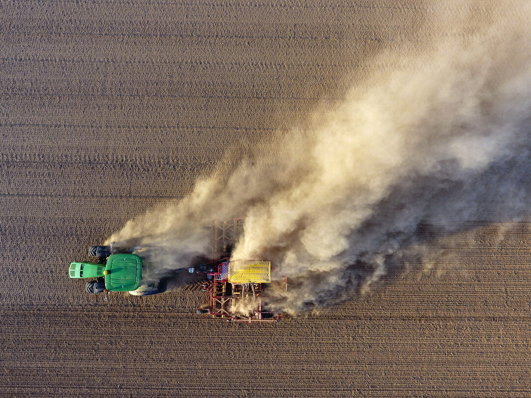 Das Luftbild von einem John Deere 8360 R mit einer V�derstad Rapid A 600S bei der Winterweizenaussaat Anfang Oktober steht mit seiner enormen Staubentwicklung symbolisch f�r die Trockenheit im Jahr 2018. Gerade im Hinblick auf den Klimawandel sucht das Stiftungsgut Juliusspital gezielt nach Sorten, die mit tempor�rer Trockenheit besser zurechtkommen.
