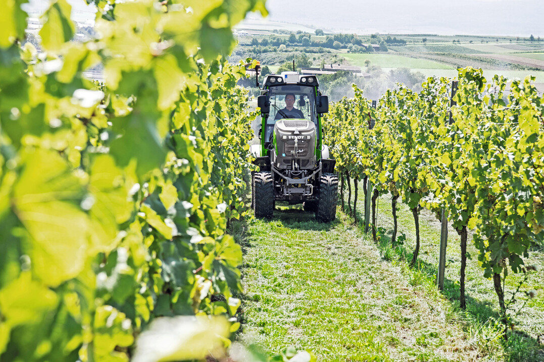 Der CO
<sub>2</sub>
-Fußabdruck des Fendt e107 V Vario sei bereits nach weniger als 900 Einsatzstunden geringer als der eines vergleichbaren Verbrenners.