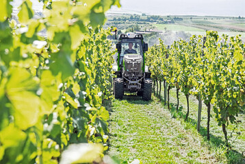 Der CO
<sub>2</sub>
-Fu�abdruck des Fendt e107 V Vario sei bereits nach weniger als 900 Einsatzstunden geringer als der eines vergleichbaren Verbrenners.