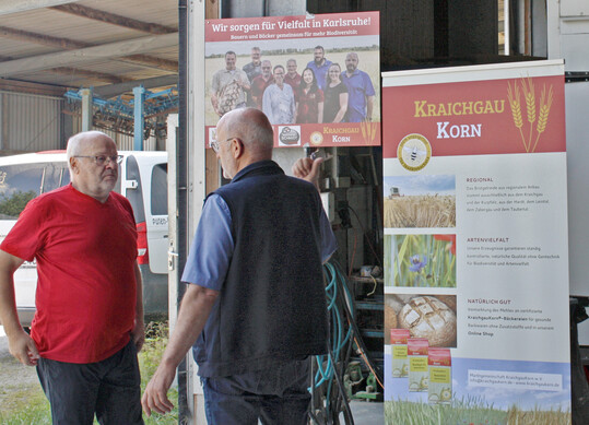 Vorsitzender Roland Waldi (l.) im Gespr�ch mit Gerhard Risser, dem landwirtschaftlichen Sachverst�ndigen, der bei Landwirten und B�ckern auf die Einhaltung der Kraichgaukorn-Richtlinien achtet. ��������