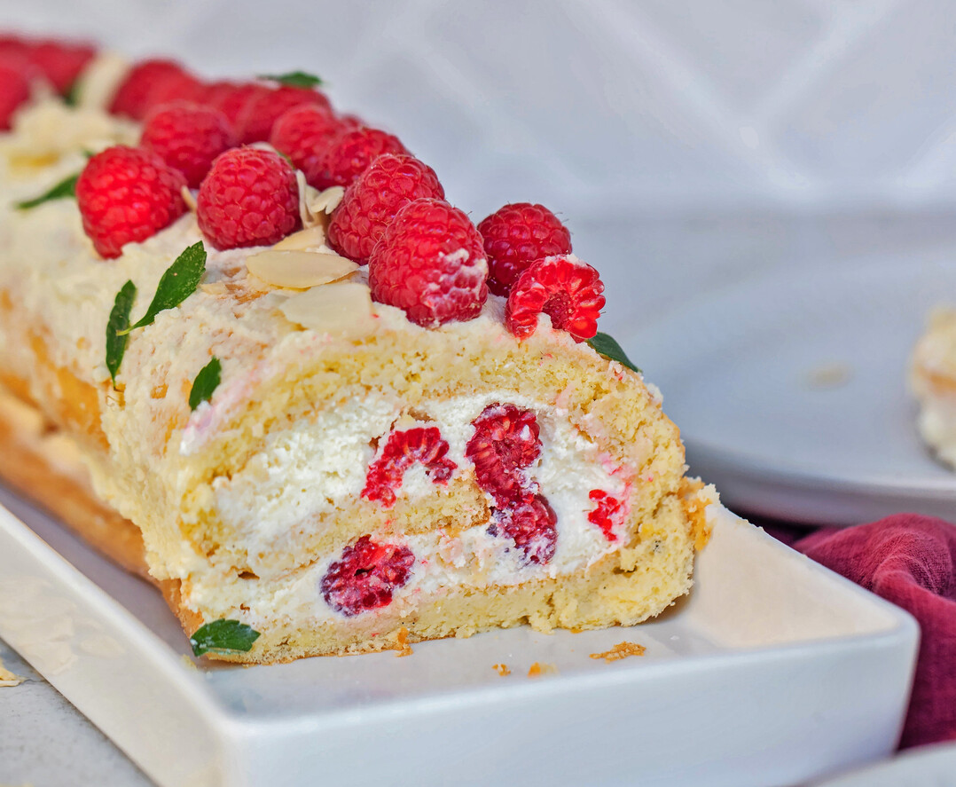 Biskuitrolle mit Himbeeren