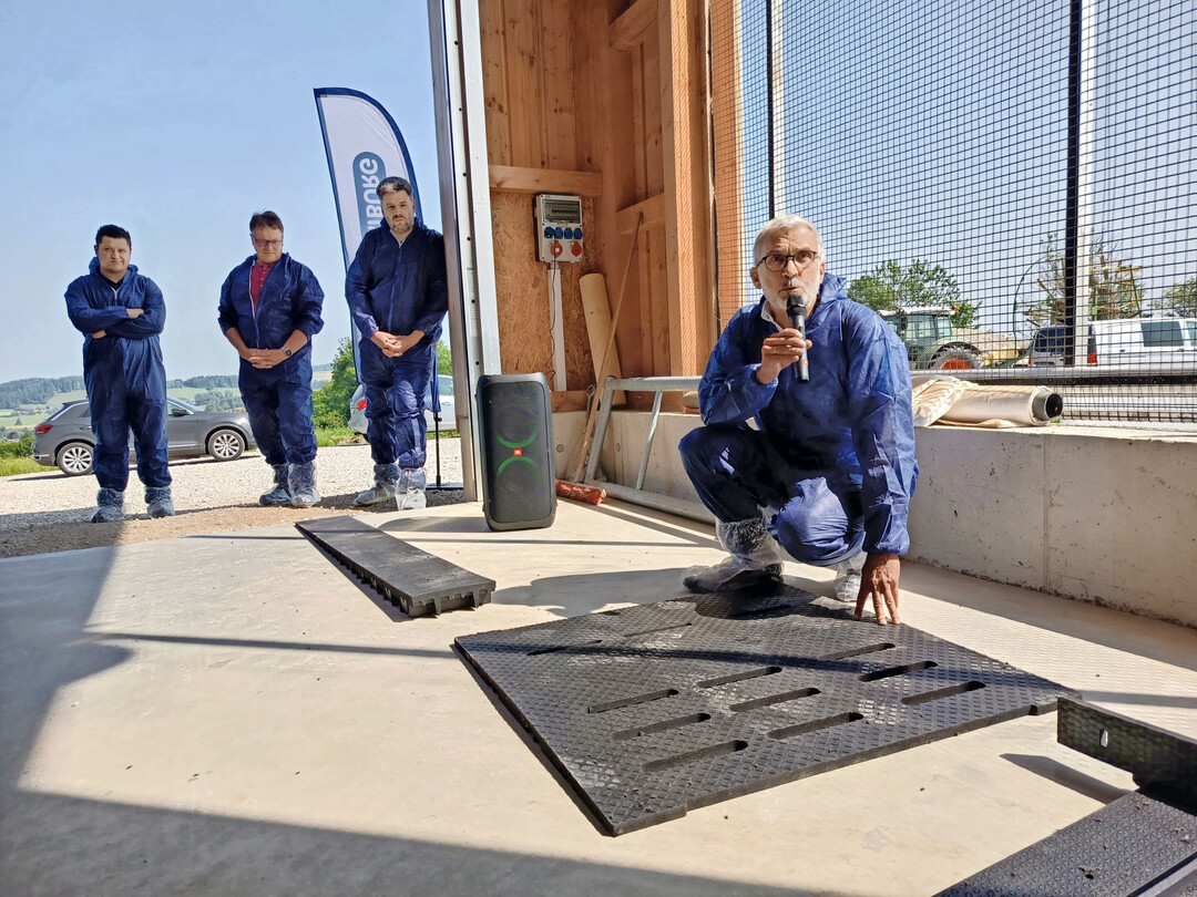 3 Das integrierte, dreiprozentige Gefälle in der Mitte der Gummimatte und die variable Schlitzabdeckung reduzieren die Freisetzung von Ammoniak durch die schnelle Kot-Harn-Trennung, erfuhren die Teilnehmer des Pressetermins von Jürg Wiesendanger vom Gummiwerk Kraiburg.