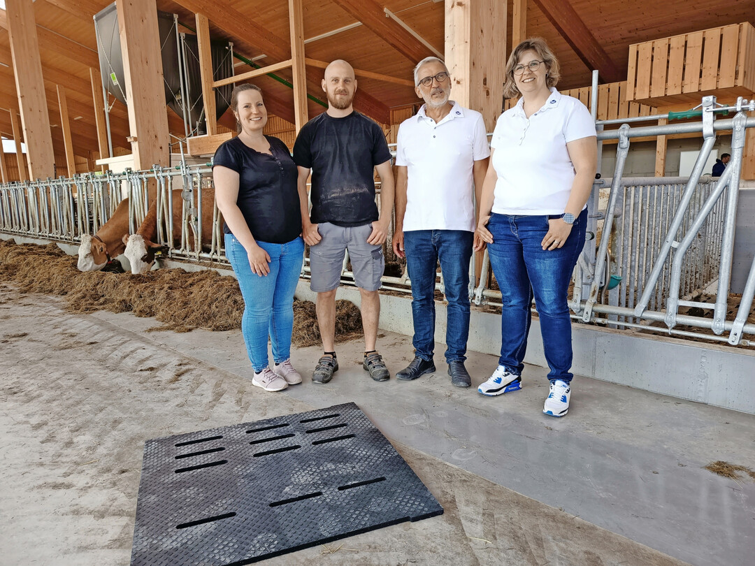 5 Die emissionsmindernde Gummimatte des Typs „espaFlex“ brachte den Durchbruch bei der Genehmigung des neuen Boxenlaufstalles. Darüber freuen sich (v. l.) die Betriebsleiter Anna Kleinhans und Kevin Kleinhans sowie Jürg Wiesendanger und Gabriella Ueveges, beide vom Gummiwerk Kraiburg.