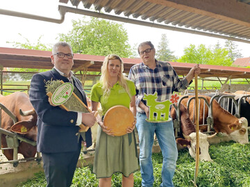 Vorsitzender Markus Fischer (l.) freut sich mit Nadine B�hler, Gesch�ftsf�hrerin der Dorfk�serei Geifertshofen AG und Jens Keim, Heumilchbauer der Dorfk�serei Geifertshofen, auf eine gute Zusammenarbeit unter dem Dach der ARGE Heumilch. 